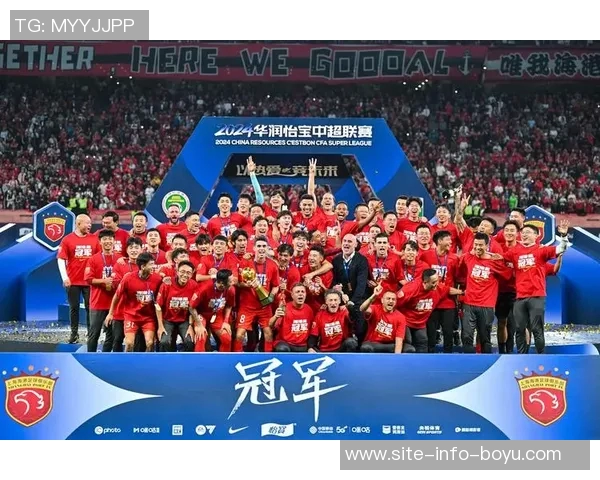 上海海港喜获三连冠更衣室庆祝合影传递冠军荣耀 上海海港喜获三连冠更衣室庆祝合影传递冠军荣耀